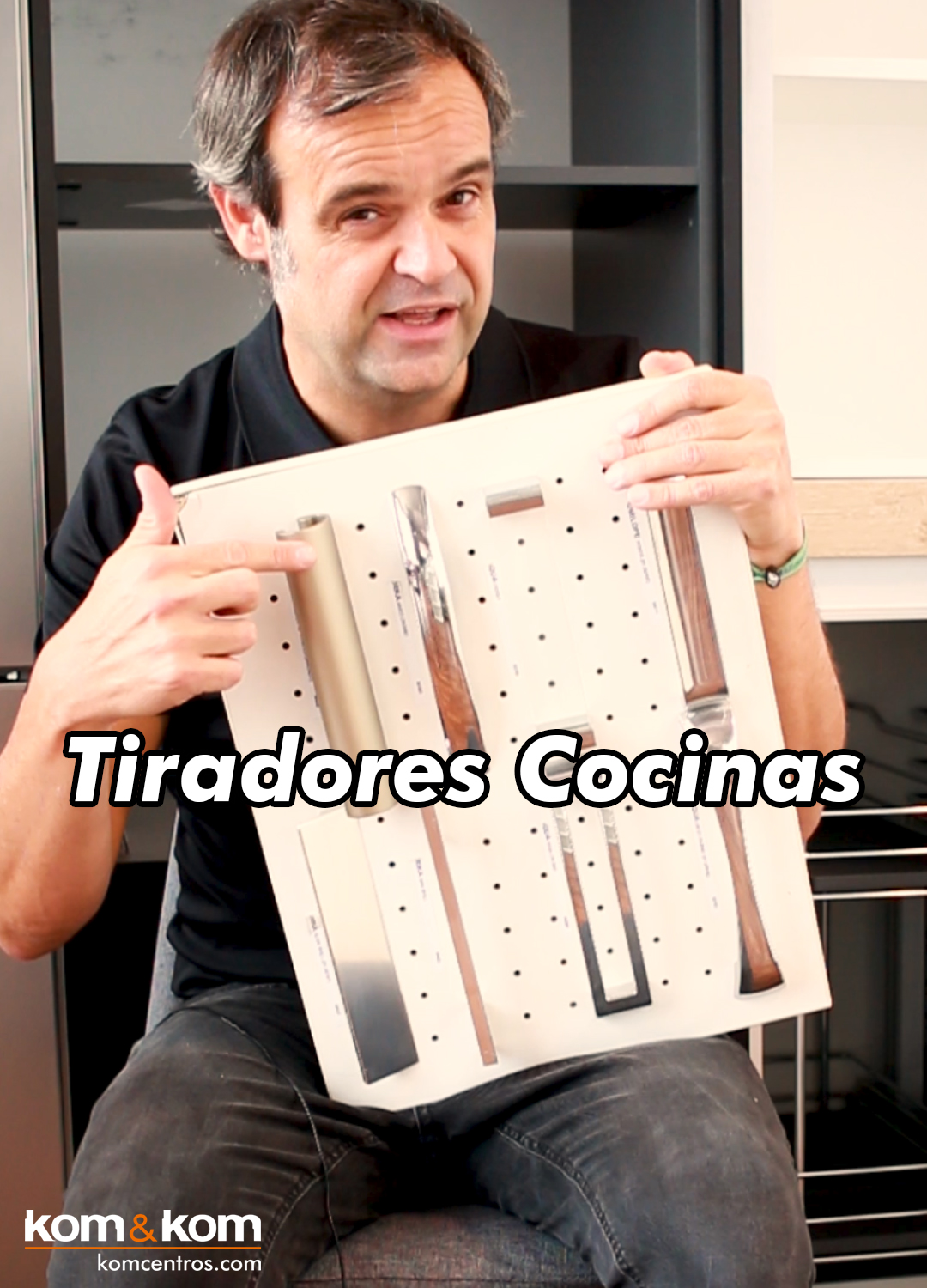 Vendedor de cocinas de Kom&Kom explicando los diferentes tipos de tiradores de cocina.